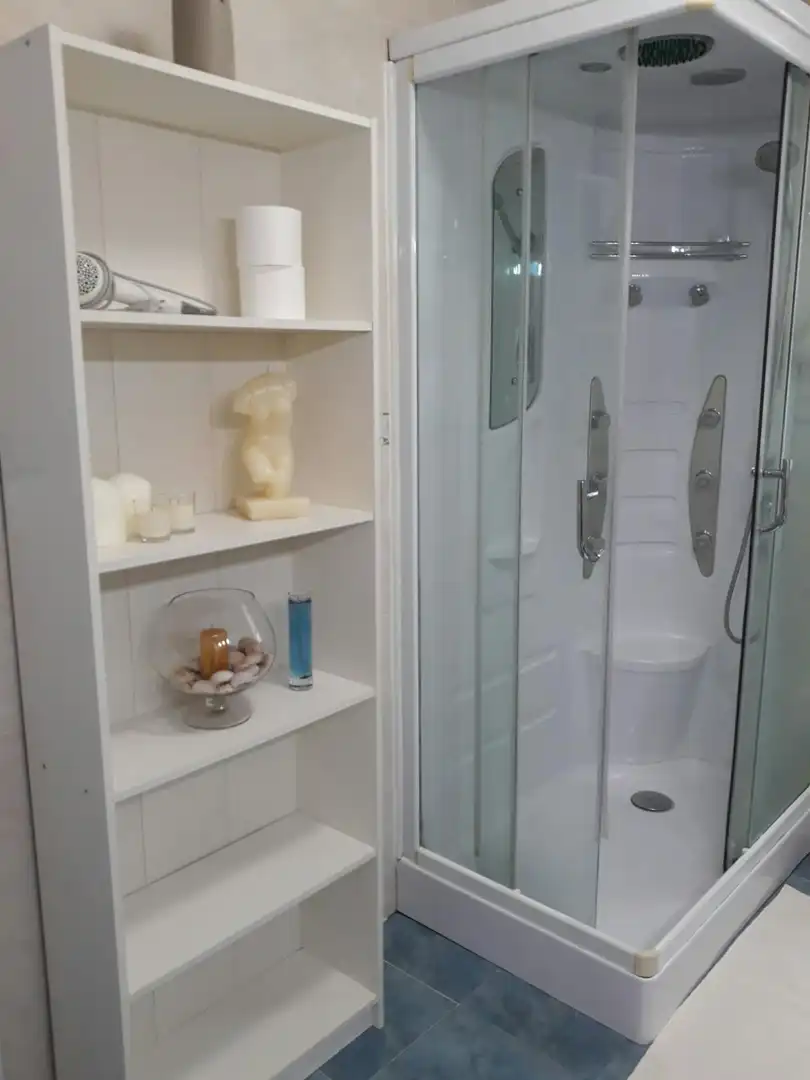 Bathroom of Flat for share in Madrid  with Washing machine