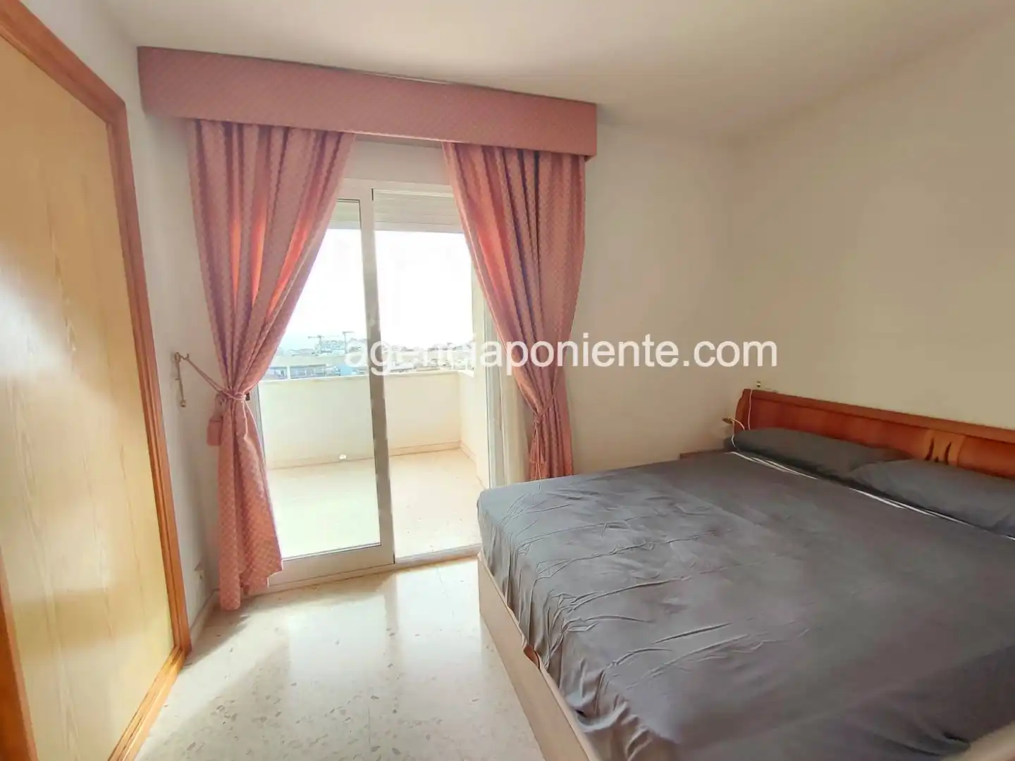 Habitación de Apartamento de alquiler en Benidorm con Aire acondicionado, Terraza y Amueblado