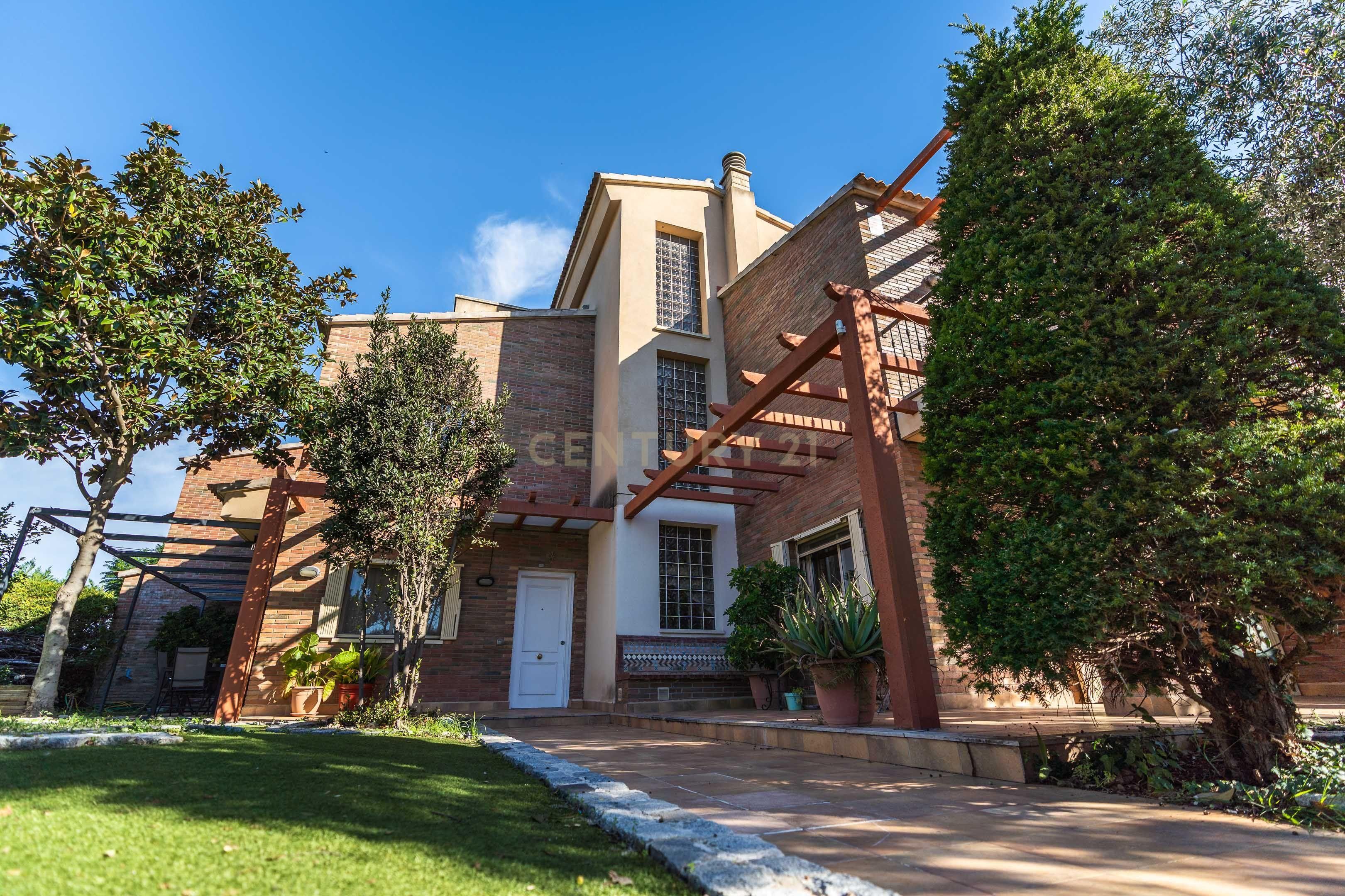 Vista exterior de Casa adosada en venda en Reus amb Aire condicionat, Jardí privat i Jacuzzi