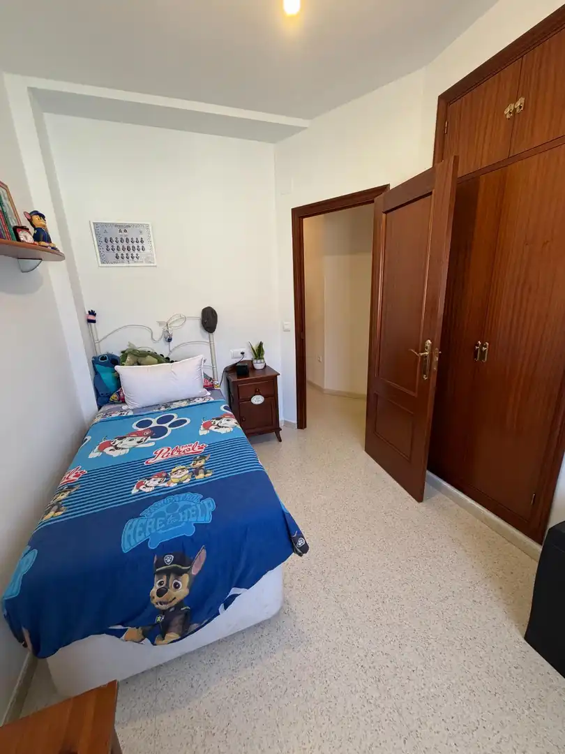 Dormitori de Casa adosada en venda en Bollullos de la Mitación amb Jardí privat