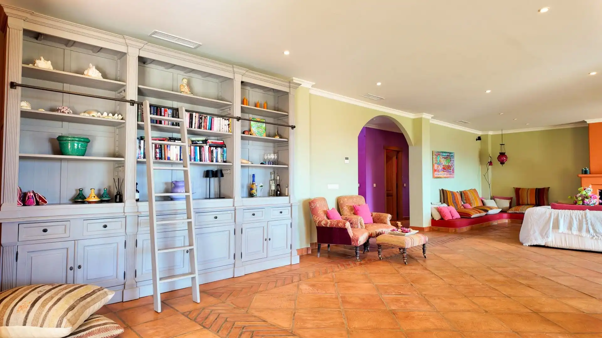 Sala d'estar de Finca rústica en venda en Mijas amb Aire condicionat, Traster i Piscina