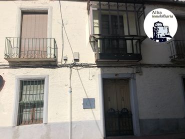 Casa rústica con jardín en venta en Calle Espolón 10