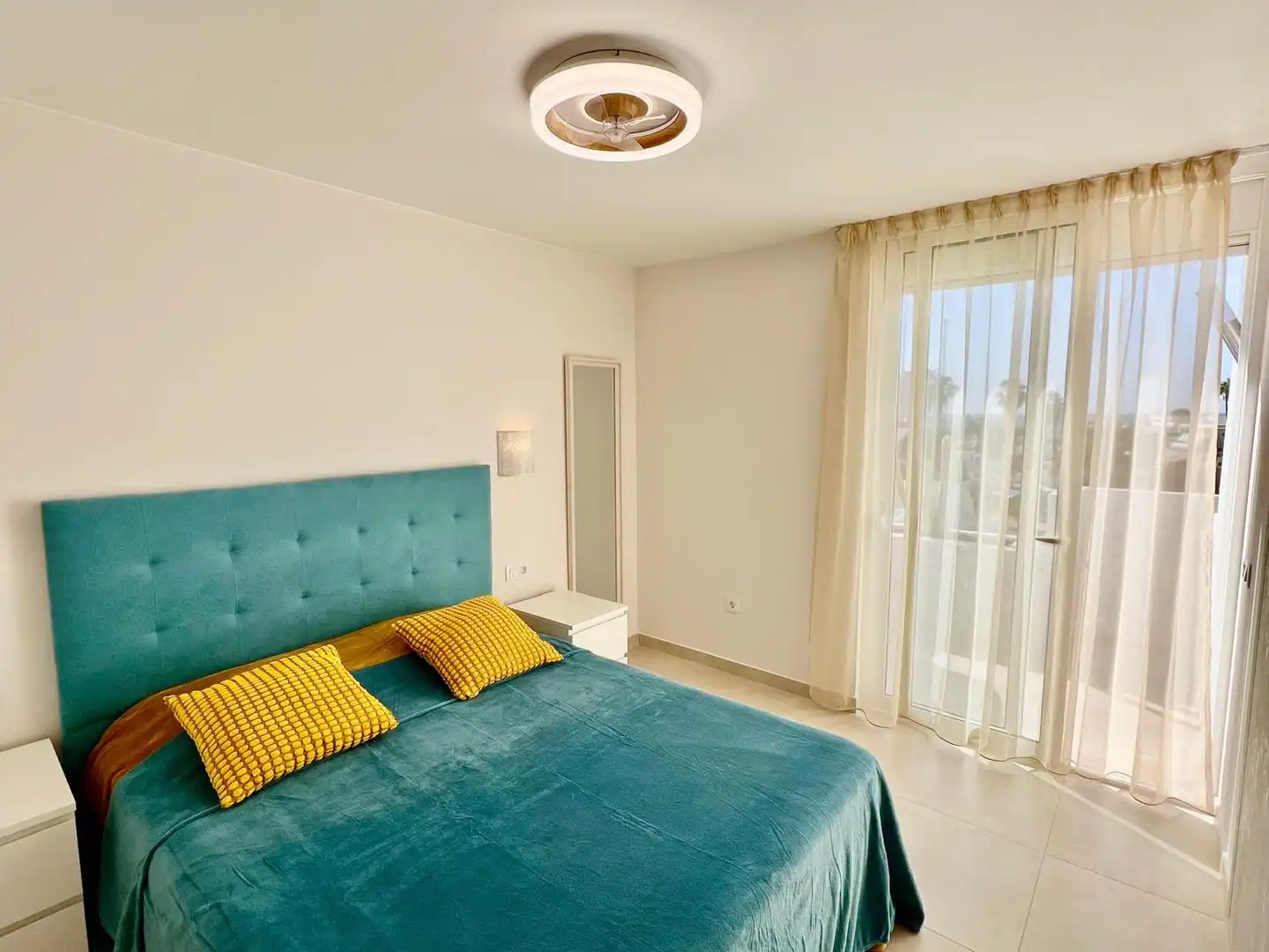 Schlafzimmer von Einfamilien-Reihenhaus zum Verkauf in Arona mit Klimaanlage, Privatgarten und Terrasse