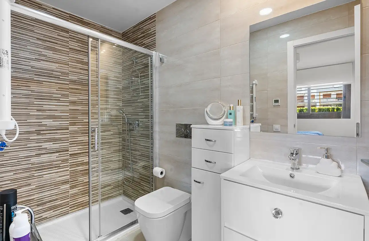 Bany de Apartament en venda en Orihuela amb Aire condicionat, Calefacció i Jardí privat