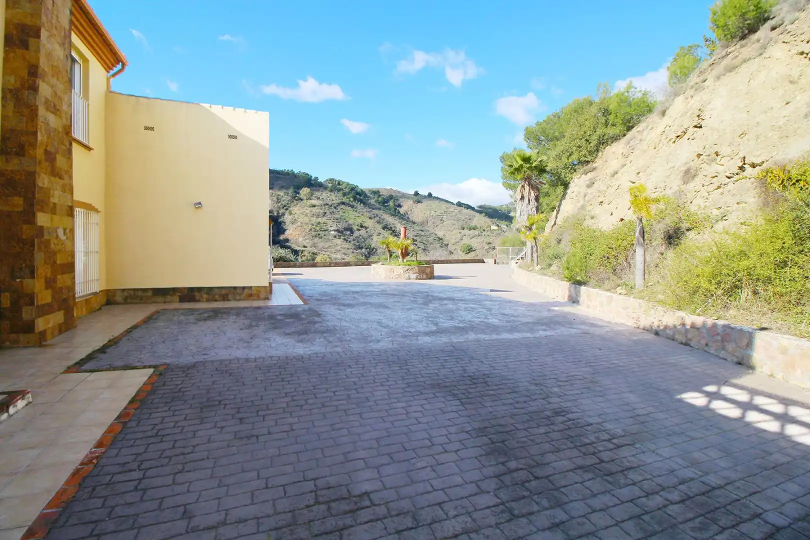 Vista exterior de Finca rústica en venda en Alozaina amb Aire condicionat, Calefacció i Jardí privat