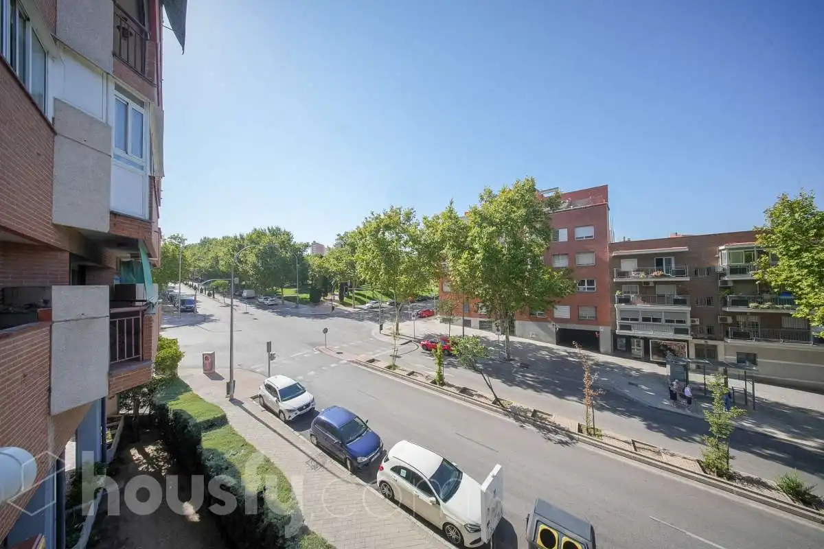Vista exterior de Pis en venda en Madrid amb Calefacció, Terrassa i Moblat