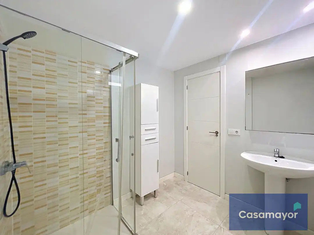 Bathroom of Flat for sale in Alicante / Alacant  with Oven, Washing machine and Microwave