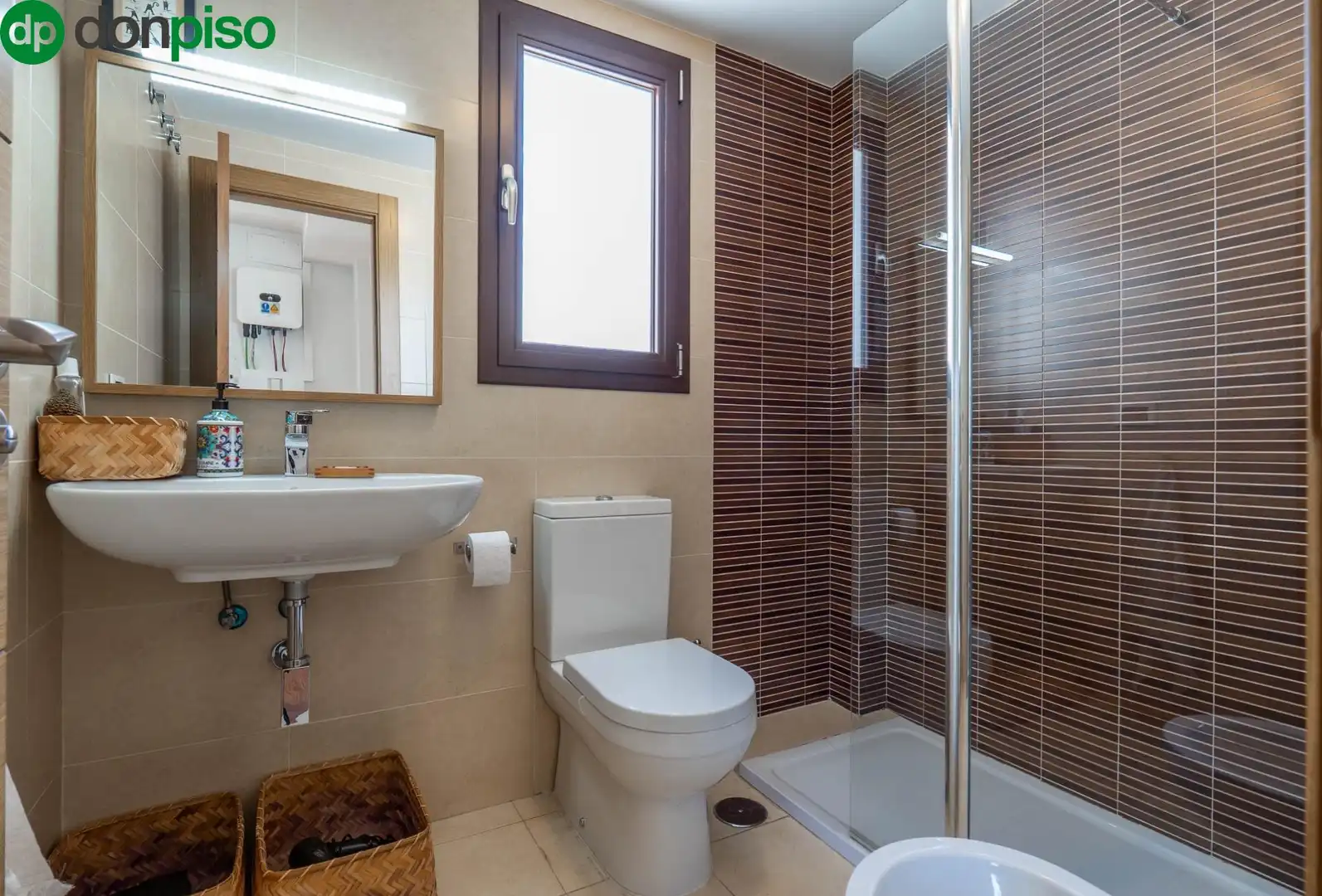 Badezimmer von Einfamilien-Reihenhaus zum Verkauf in Granada mit Klimaanlage und Terrasse