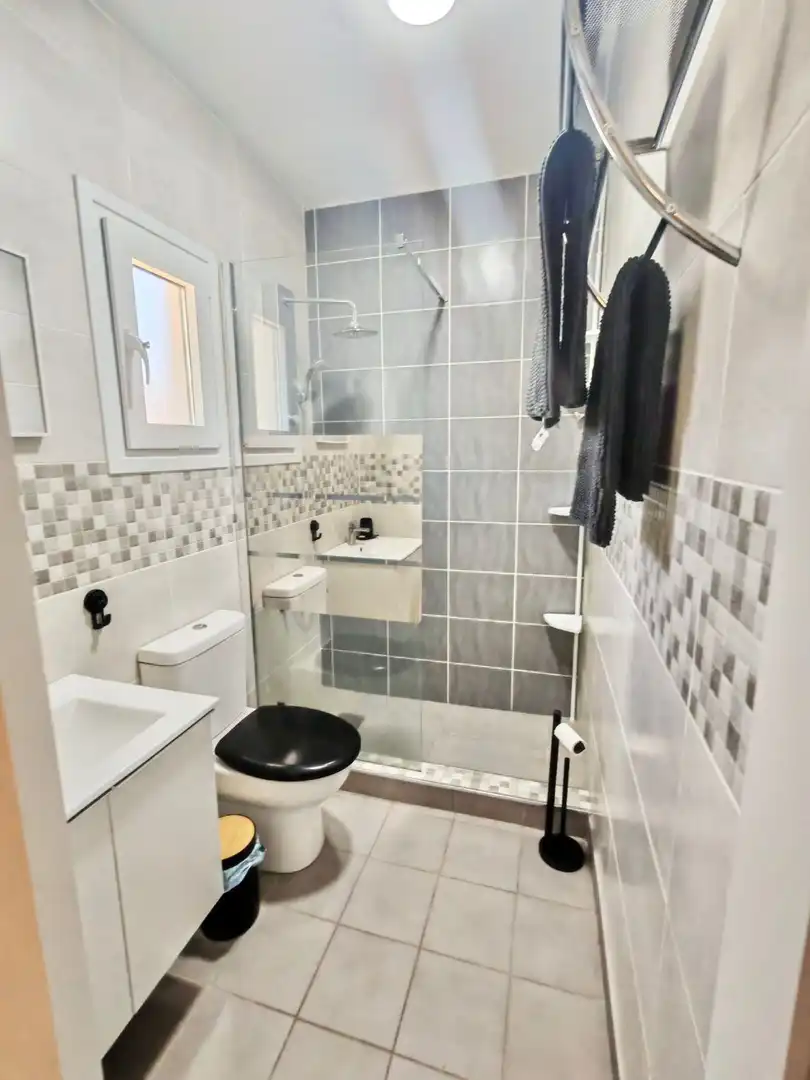 Bathroom of Apartments for rent in Torrevieja  with Air Conditioner, Furnished and Balcony