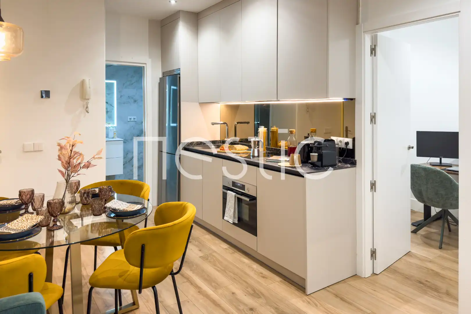 Cuina de Apartament de lloguer en Madrid amb Aire condicionat, Calefacció i Moblat