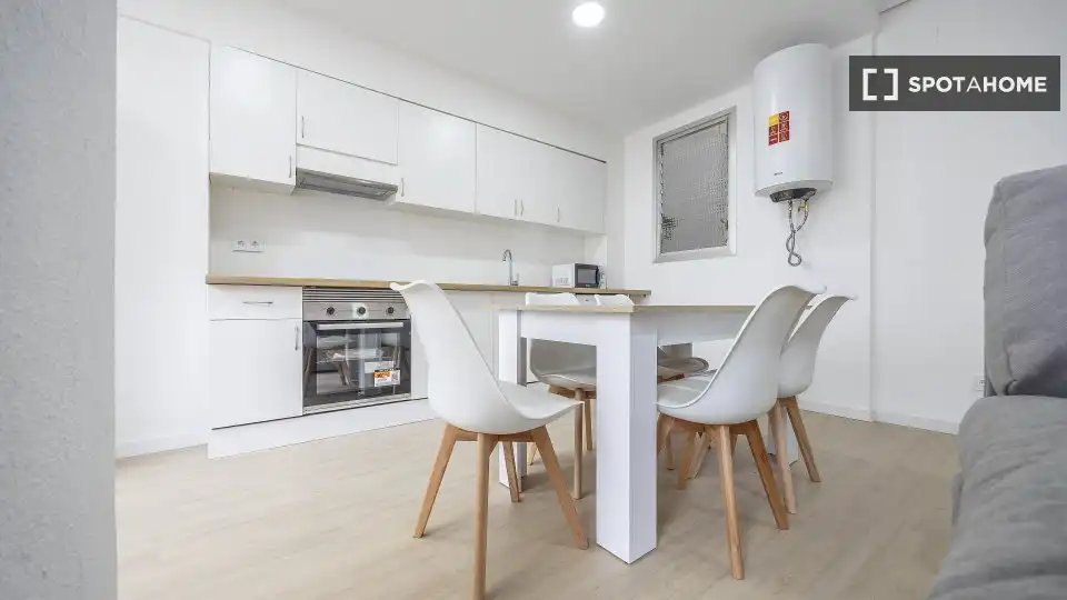 Cuina de Pis de lloguer en Valencia amb Aire condicionat, Calefacció i Moblat