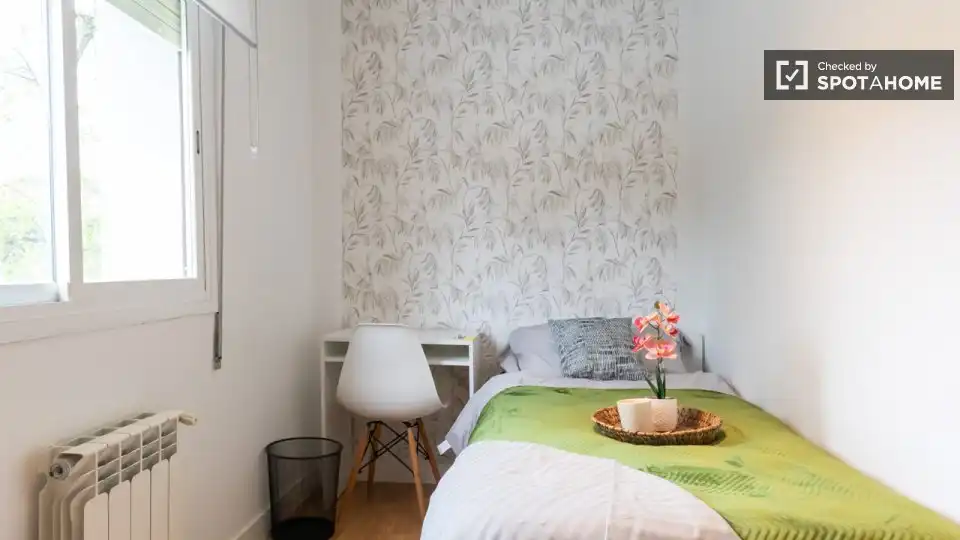 Bedroom of Flat for share in Hortaleza