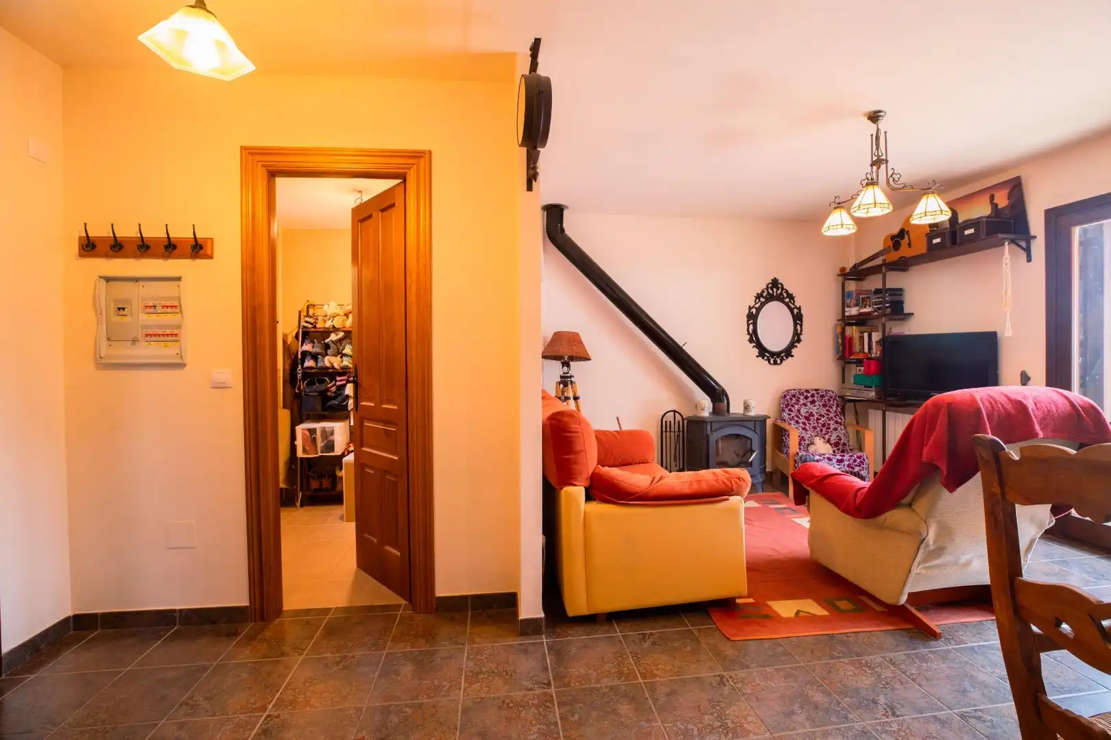 Sala de estar de Casa adosada en venta en Biescas con Calefacción, Jardín privado y Amueblado