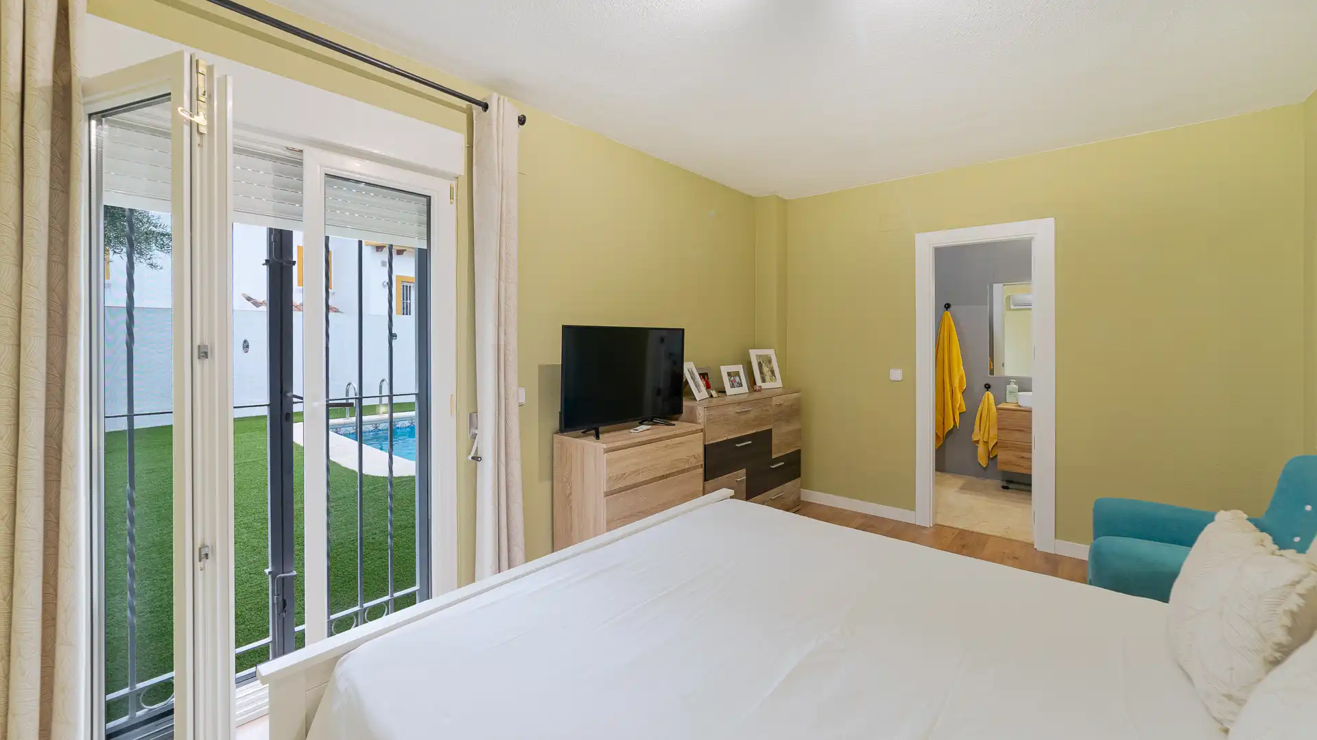 Dormitori de Casa o xalet en venda en San Miguel de Salinas amb Aire condicionat, Jardí privat i Terrassa