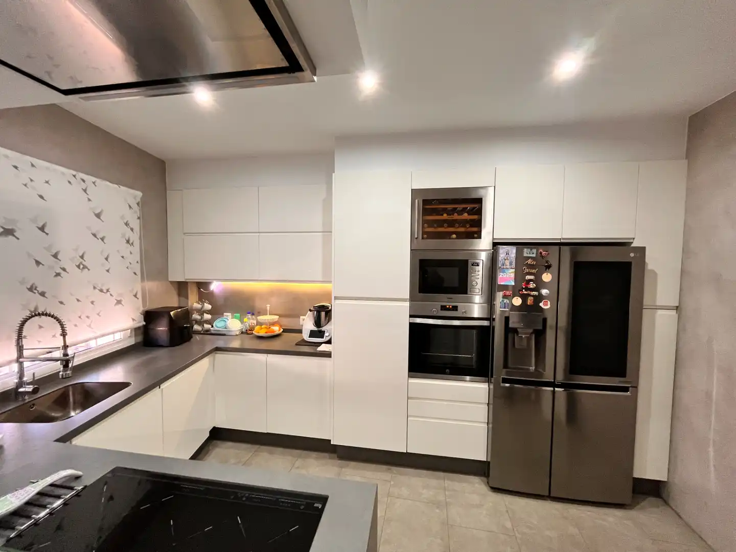 Cuina de Casa o xalet en venda en La Algaba amb Aire condicionat, Terrassa i Moblat