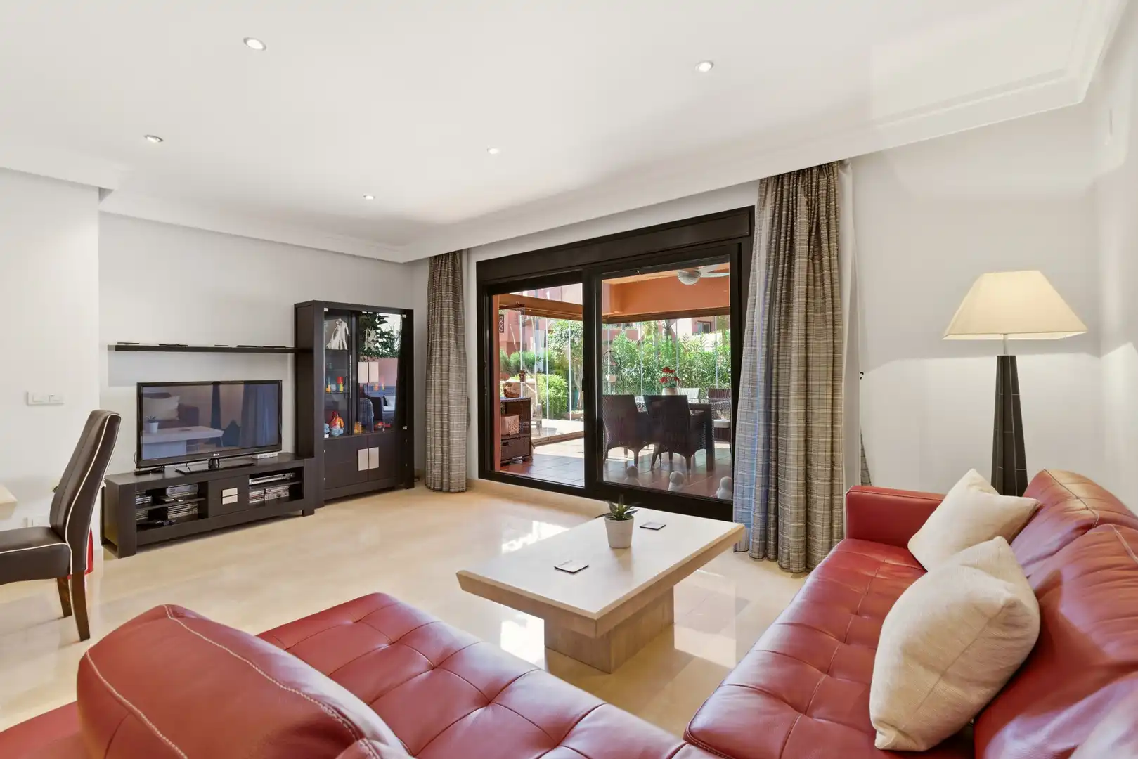 Sala d'estar de Planta baixa en venda en Estepona amb Aire condicionat, Jardí privat i Terrassa