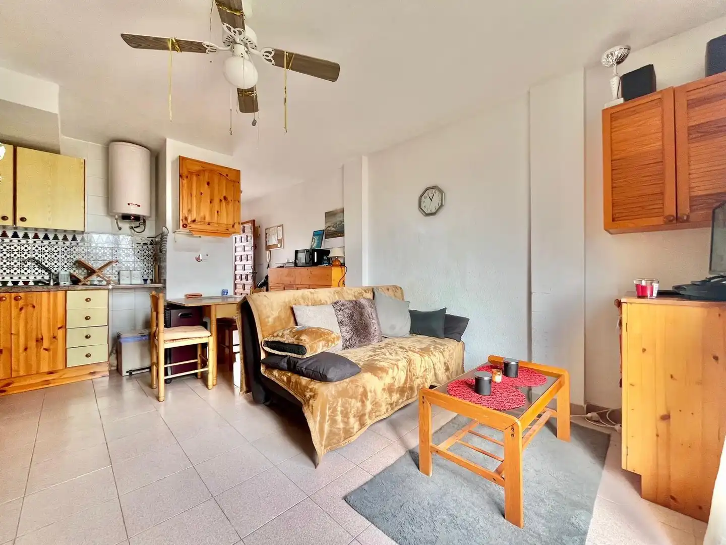 Sala de estar de Estudio en venta en Torrevieja con Balcón y Piscina comunitaria