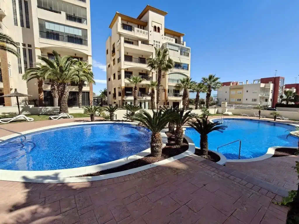 Piscina de Planta baja en venta en Guardamar del Segura con Aire acondicionado, Terraza y Trastero