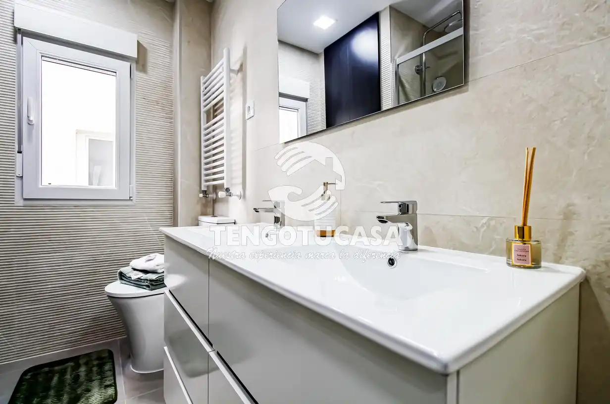 Bathroom of Flat for sale in Madrid  with Air Conditioner, Heating and Furnished