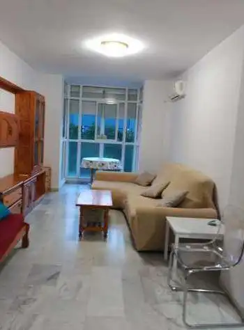 Sala d'estar de Pis de lloguer en Sevilla amb Aire condicionat, Moblat i Piscina comunitària
