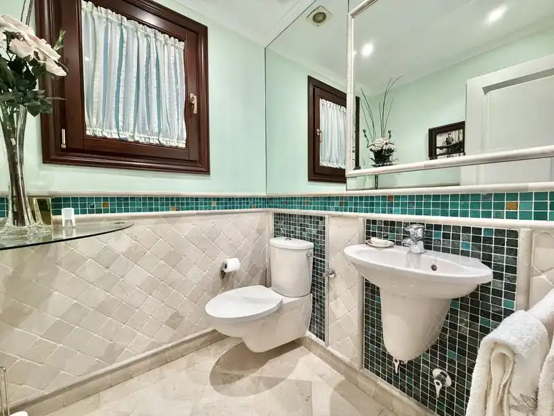 Baño de Apartamento de alquiler en Marbella con Aire acondicionado, Calefacción y Terraza