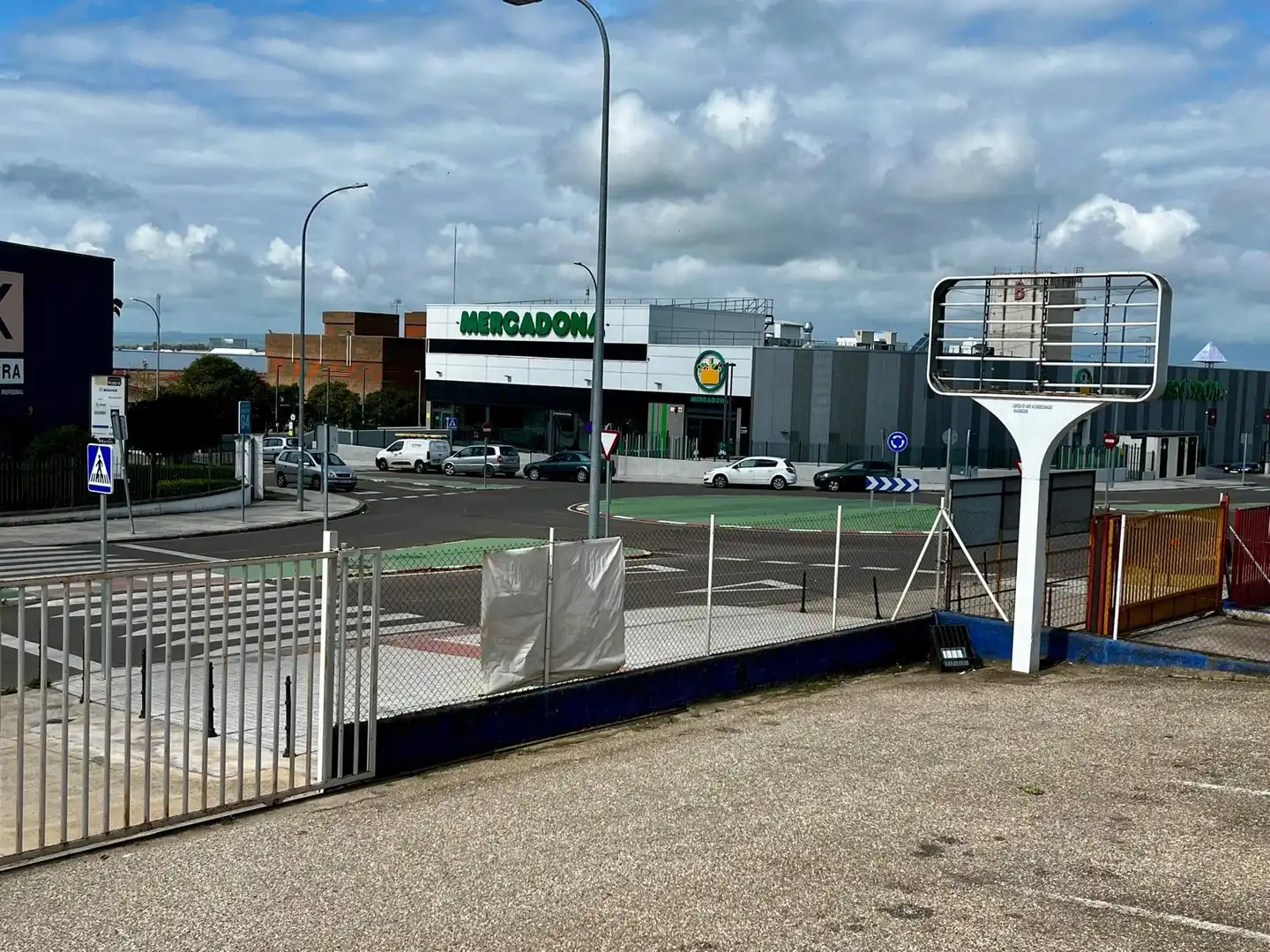 Parkplatz von Fabrikhallen zum Verkauf in Badajoz