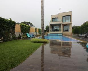 Piscina de Casa o xalet en venda en Sanxenxo amb Calefacció, Jardí privat i Parquet