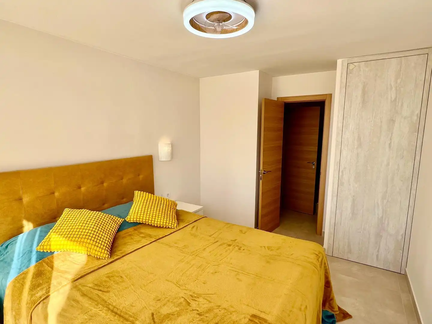 Schlafzimmer von Einfamilien-Reihenhaus zum Verkauf in Arona mit Klimaanlage, Privatgarten und Terrasse