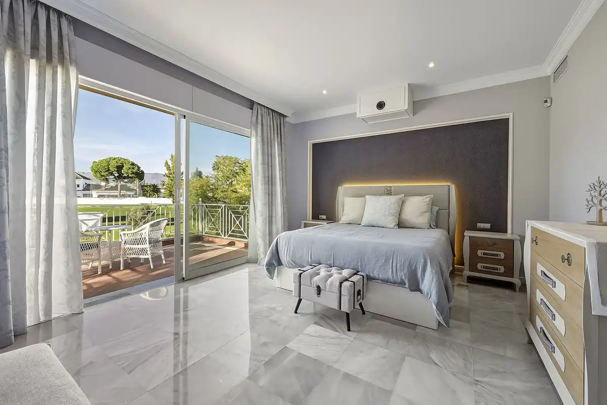Dormitori de Casa adosada en venda en Marbella amb Aire condicionat, Terrassa i Traster