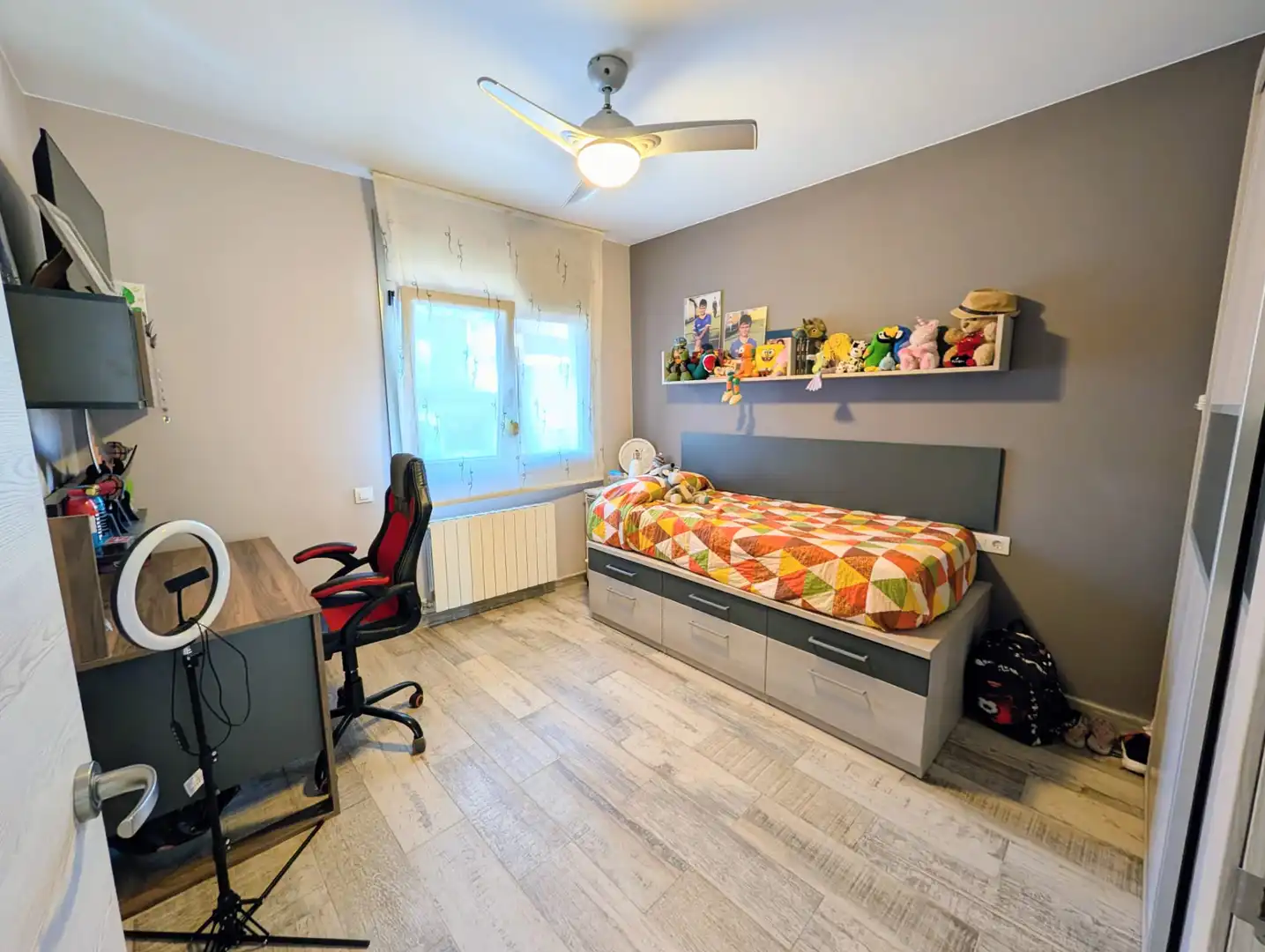 Habitación de Casa adosada en venta en Badalona con Parquet, Terraza y Trastero