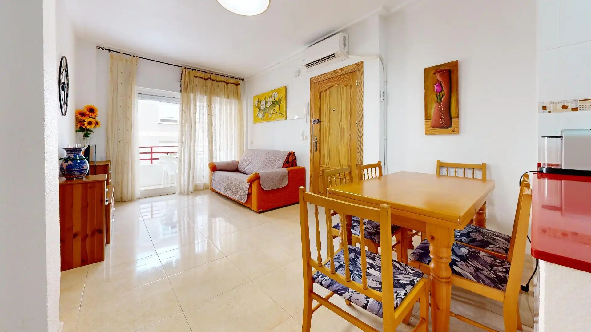 Sala de estar de Apartamento de alquiler en Torrevieja con Aire acondicionado, Amueblado y Balcón