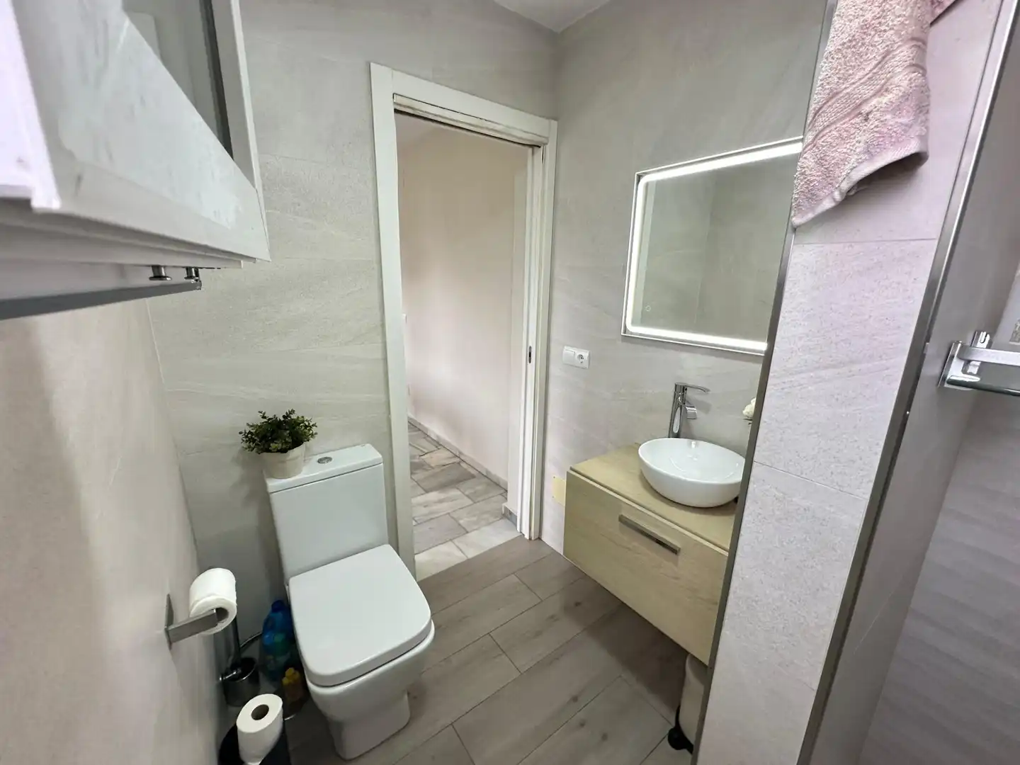 Badezimmer von Einfamilien-Reihenhaus zum Verkauf in Los Barrios mit Klimaanlage, Heizung und Privatgarten