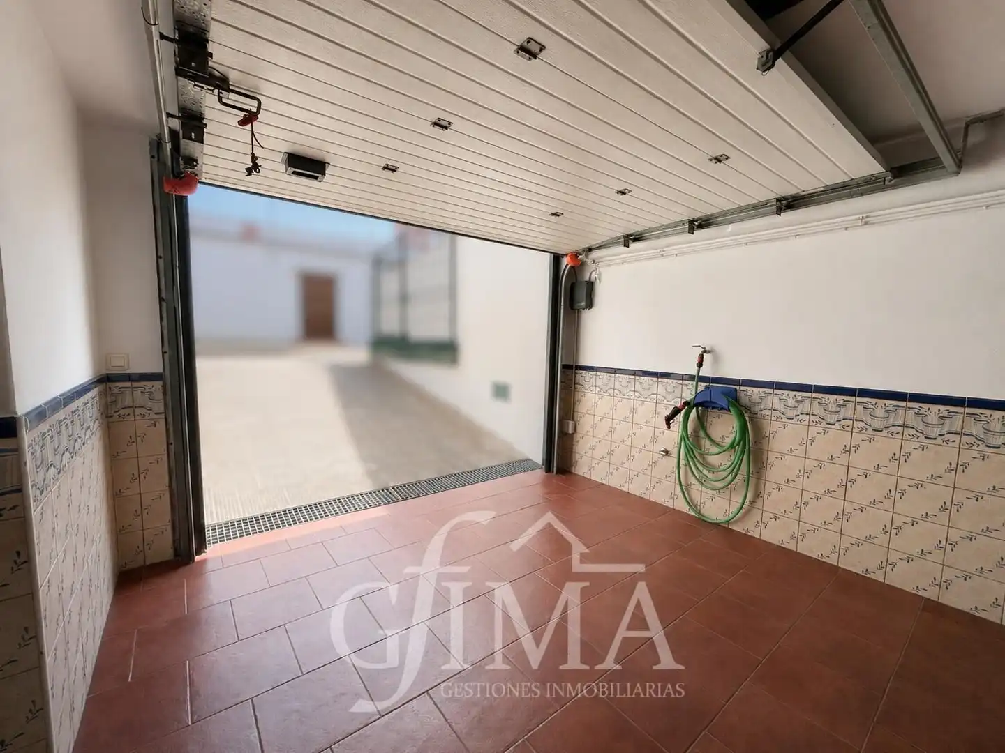 Parking de Casa adosada en venta en Tomelloso con Calefacción, Trastero y Amueblado