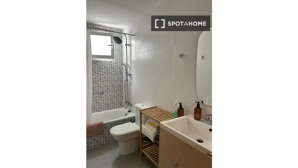 Bathroom of Flat for rent in Valencia  with Air Conditioner, Heating and Furnished