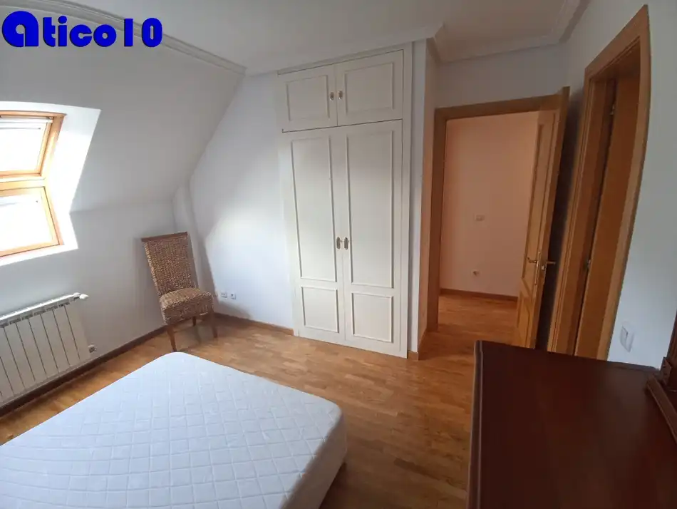 Dormitori de Àtic en venda en Oviedo  amb Calefacció, Jardí privat i Parquet