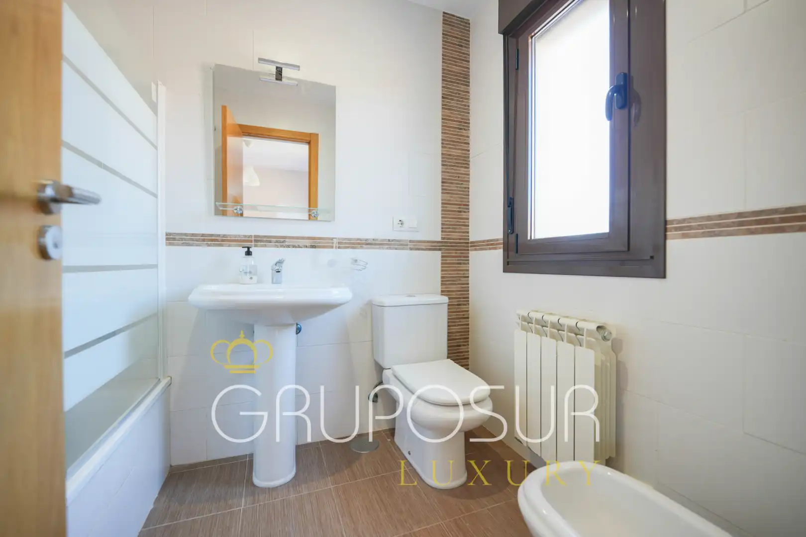 Badezimmer von Einfamilien-Reihenhaus zum Verkauf in Aldeamayor de San Martín mit Heizung, Privatgarten und Parkett
