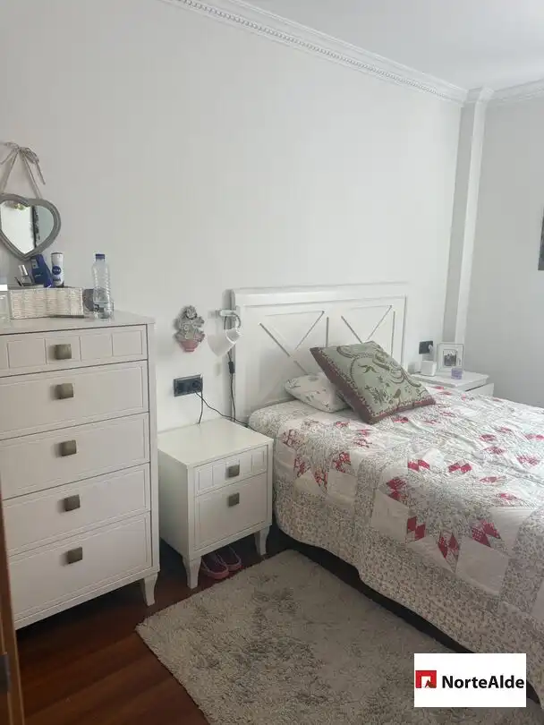 Schlafzimmer von Wohnung zum Verkauf in Barakaldo  mit Heizung, Privatgarten und Abstellraum