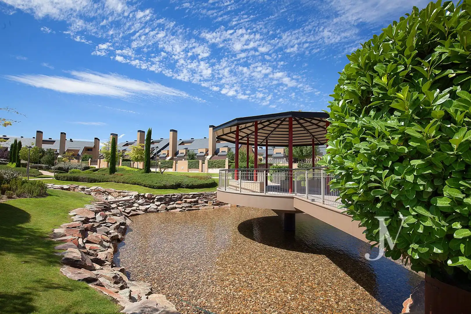 Terrasse von Einfamilien-Reihenhaus zum Verkauf in Pozuelo de Alarcón mit Klimaanlage, Heizung und Privatgarten