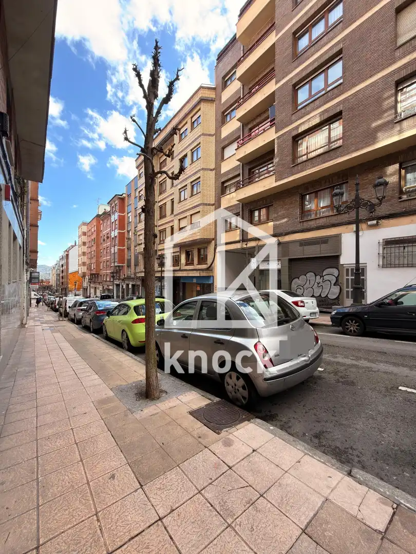 Vista exterior de Pis en venda en Oviedo  amb Calefacció, Parquet i Traster