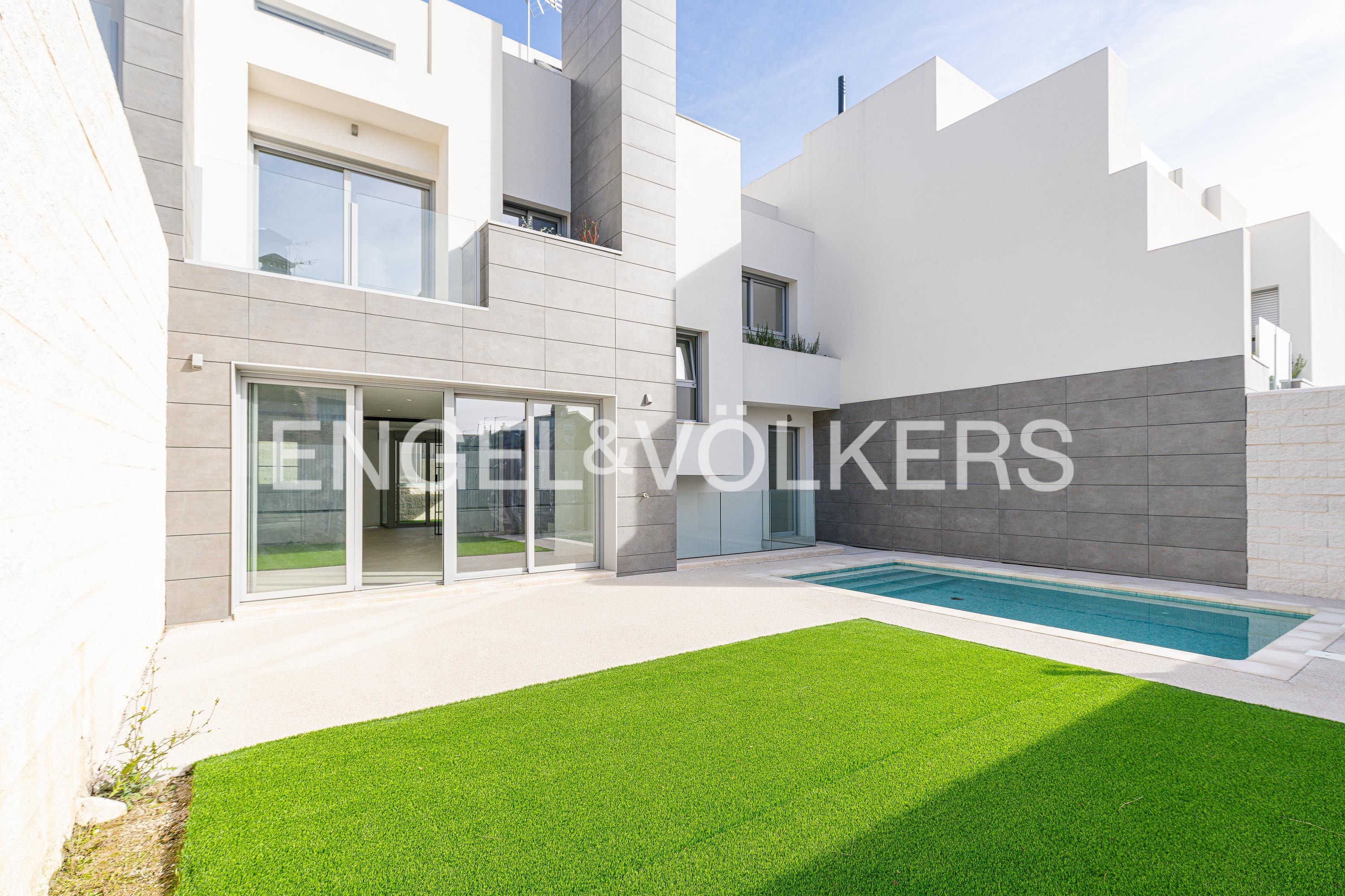 Exterior view of House or chalet for sale in Pozuelo de Alarcón  with Heating and Private garden