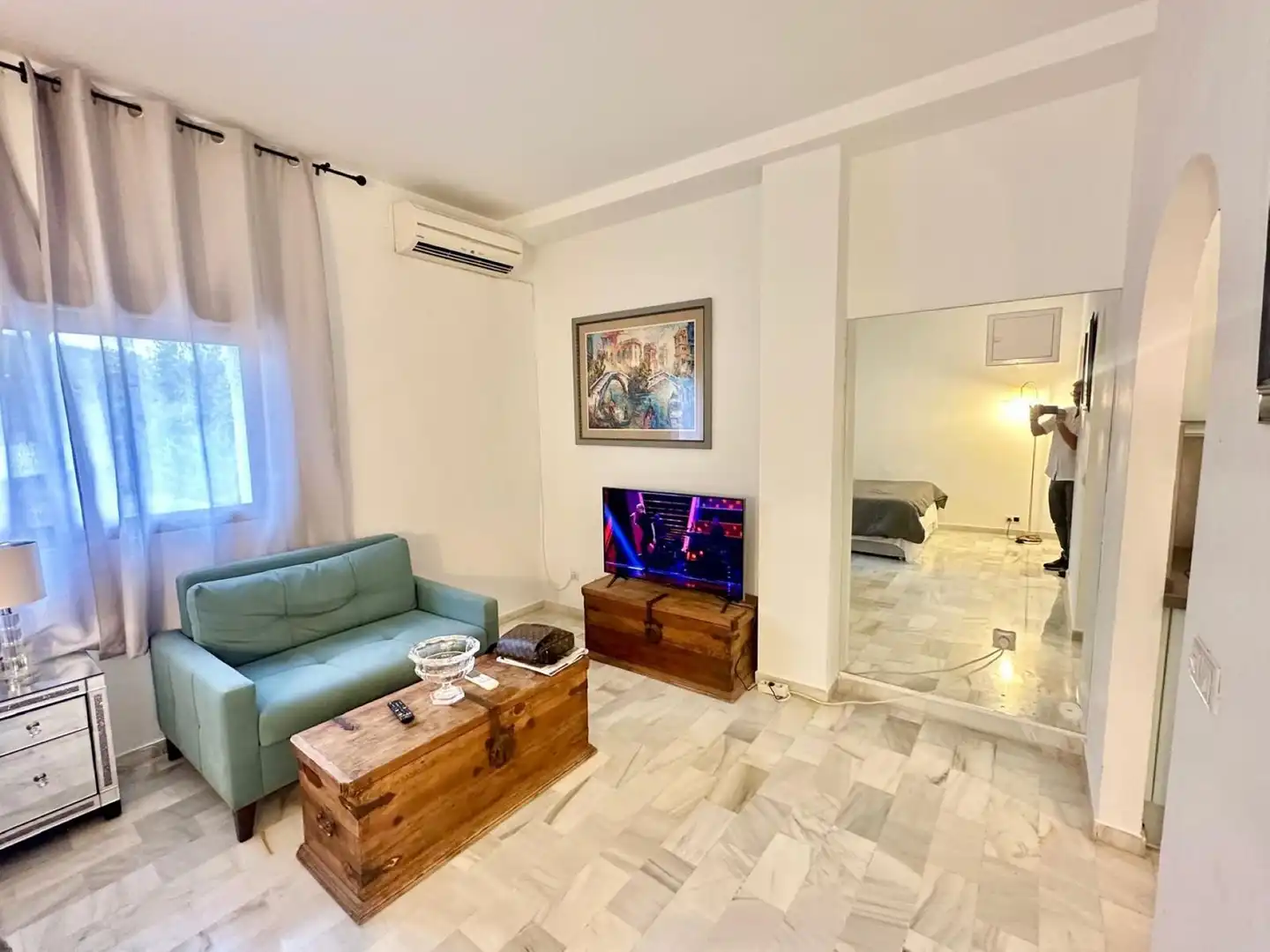 Sala d'estar de Estudi en venda en Marbella amb Aire condicionat, Moblat i Piscina comunitària