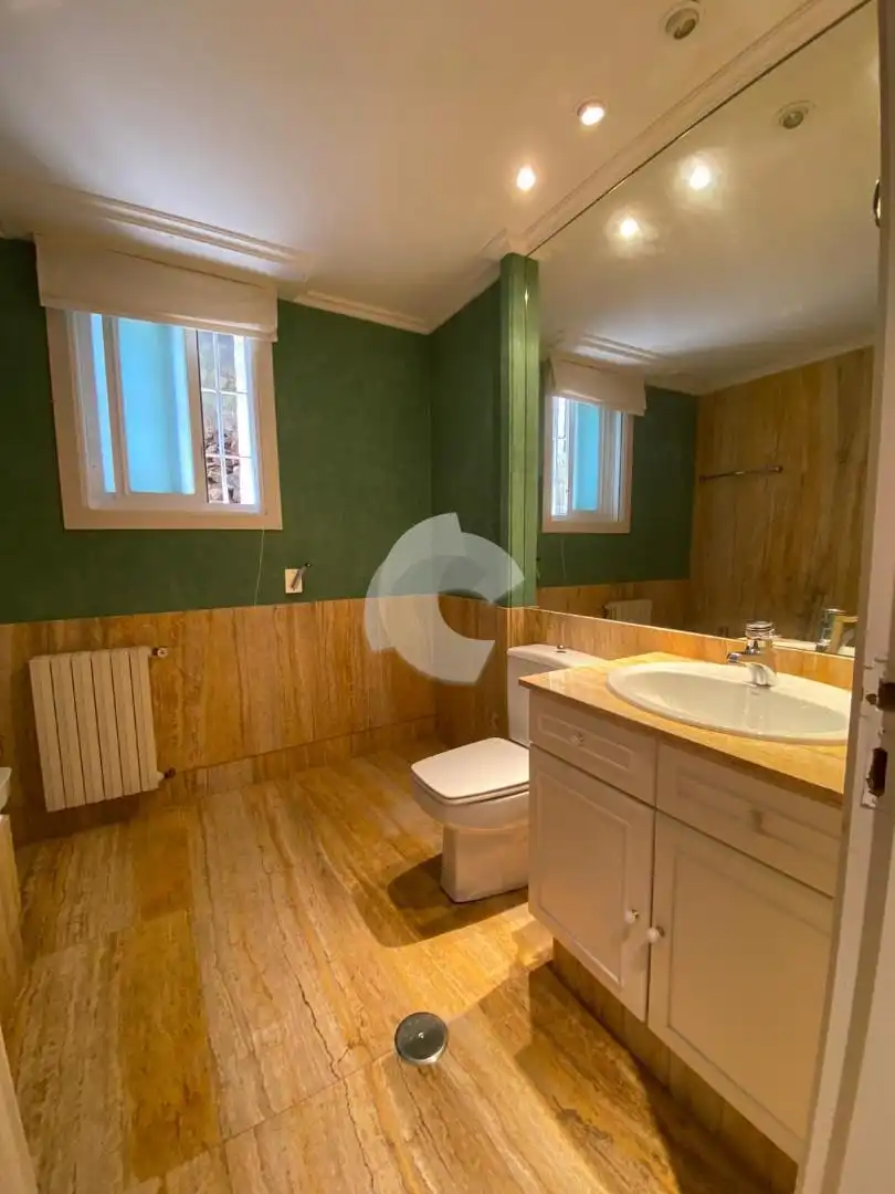 Bany de Casa o xalet en venda en San Cibrao das Viñas amb Calefacció, Jardí privat i Parquet