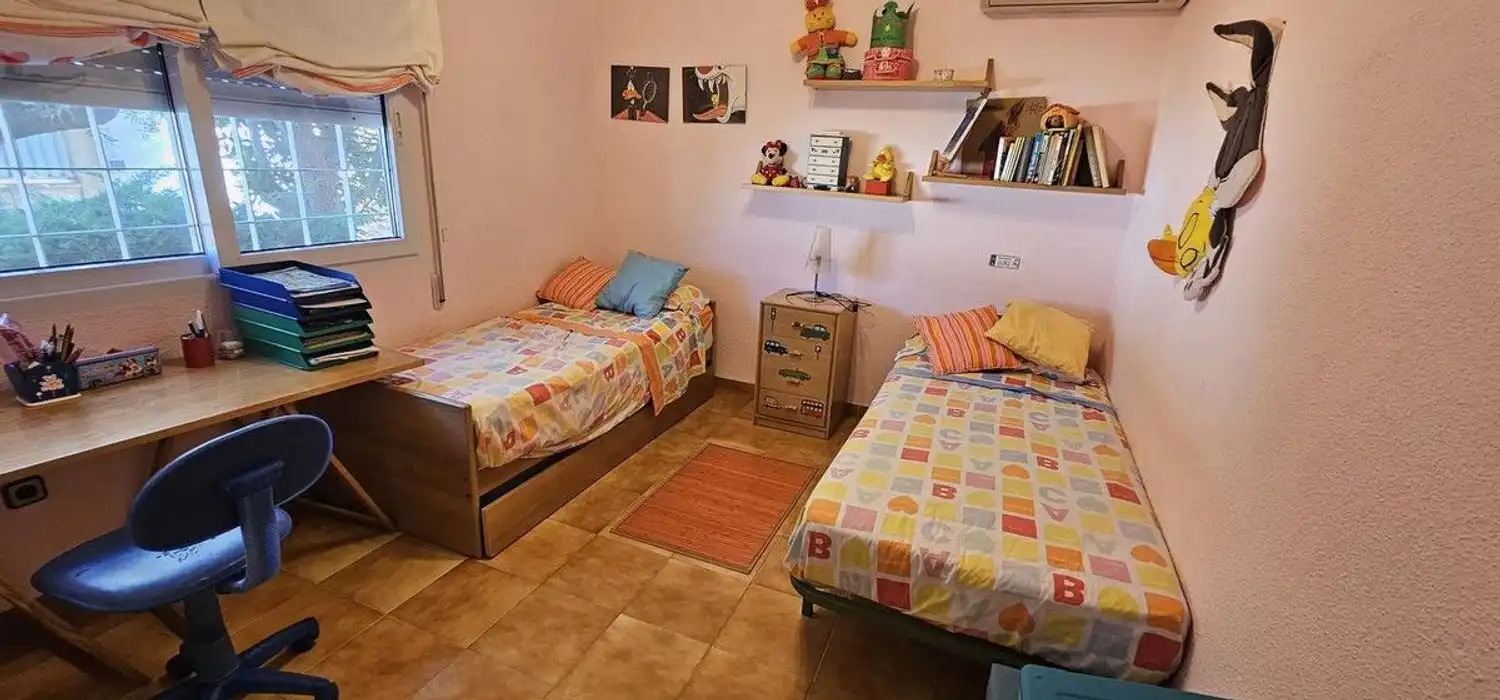 Dormitori de Casa o xalet en venda en Orihuela amb Aire condicionat, Jardí privat i Terrassa