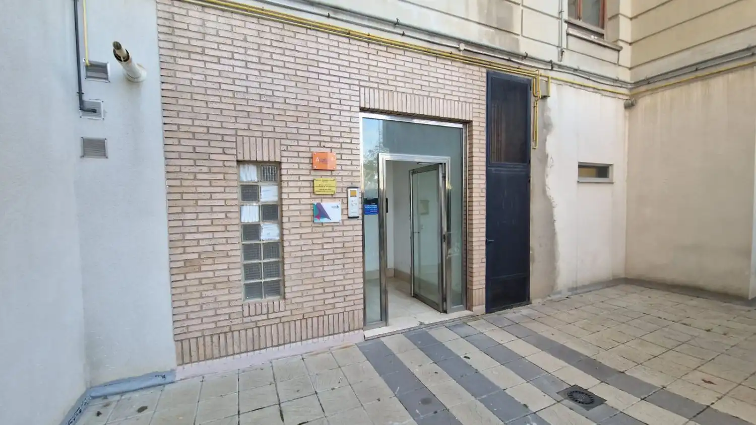 Exterior view of Office for sale in León Capital   with Heating