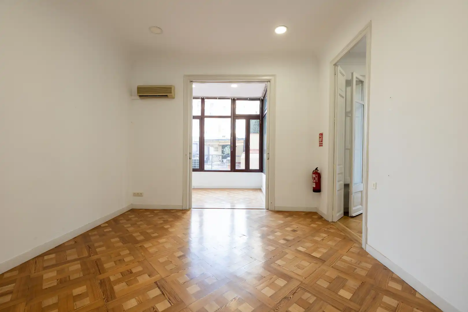 Wohnung zum Verkauf in Barcelona mit Klimaanlage, Heizung und Parkett