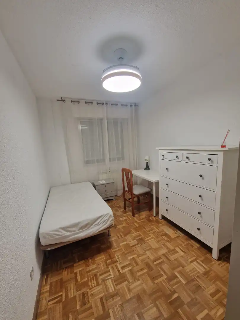 Dormitori de Pis de lloguer en Móstoles amb Calefacció, Parquet i Moblat
