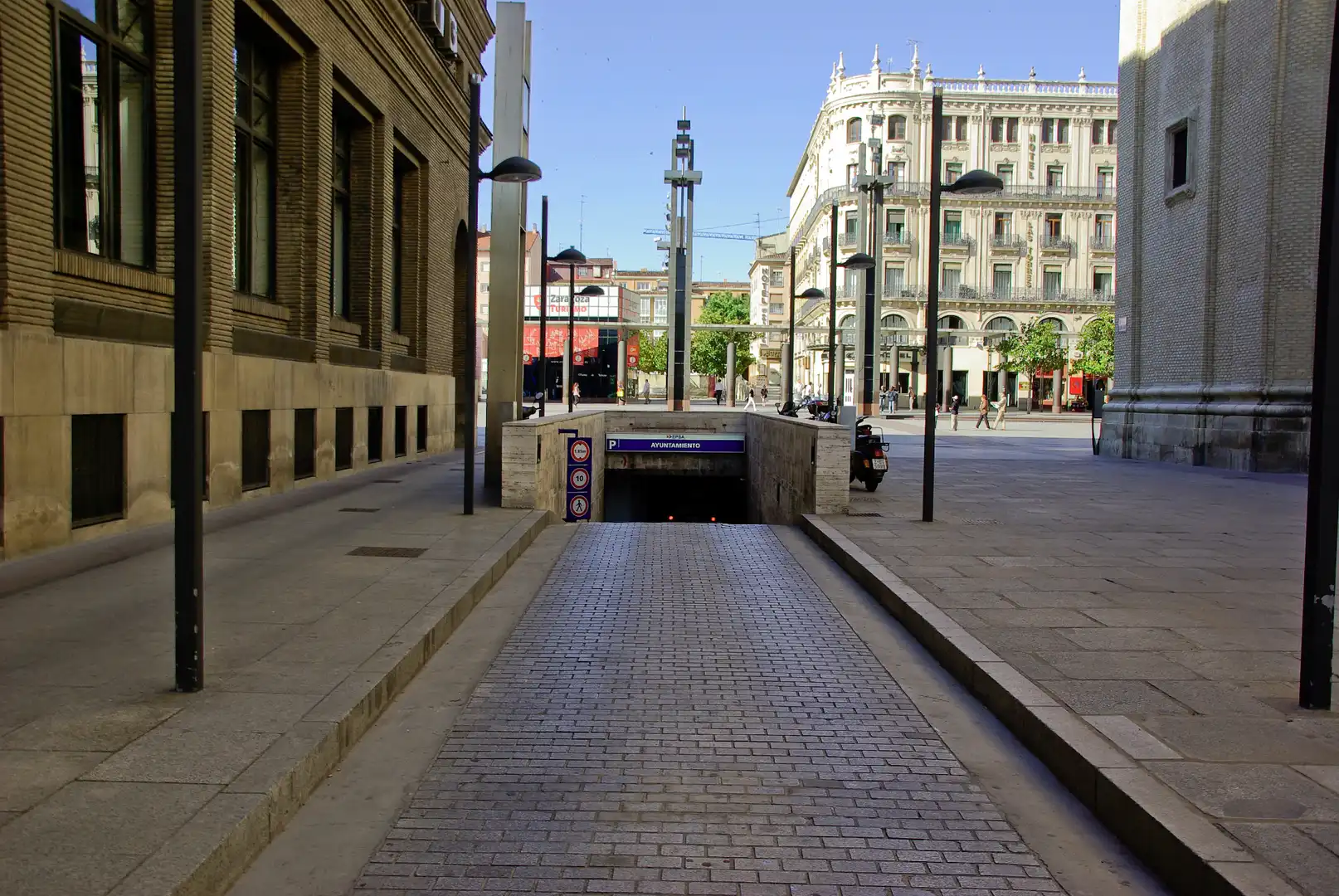 Exterior view of Garage for rent in Zaragoza