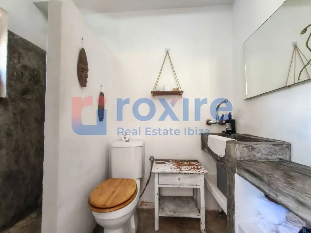 Bany de Casa o xalet en venda en Sant Josep de sa Talaia amb Aire condicionat, Jardí privat i Terrassa