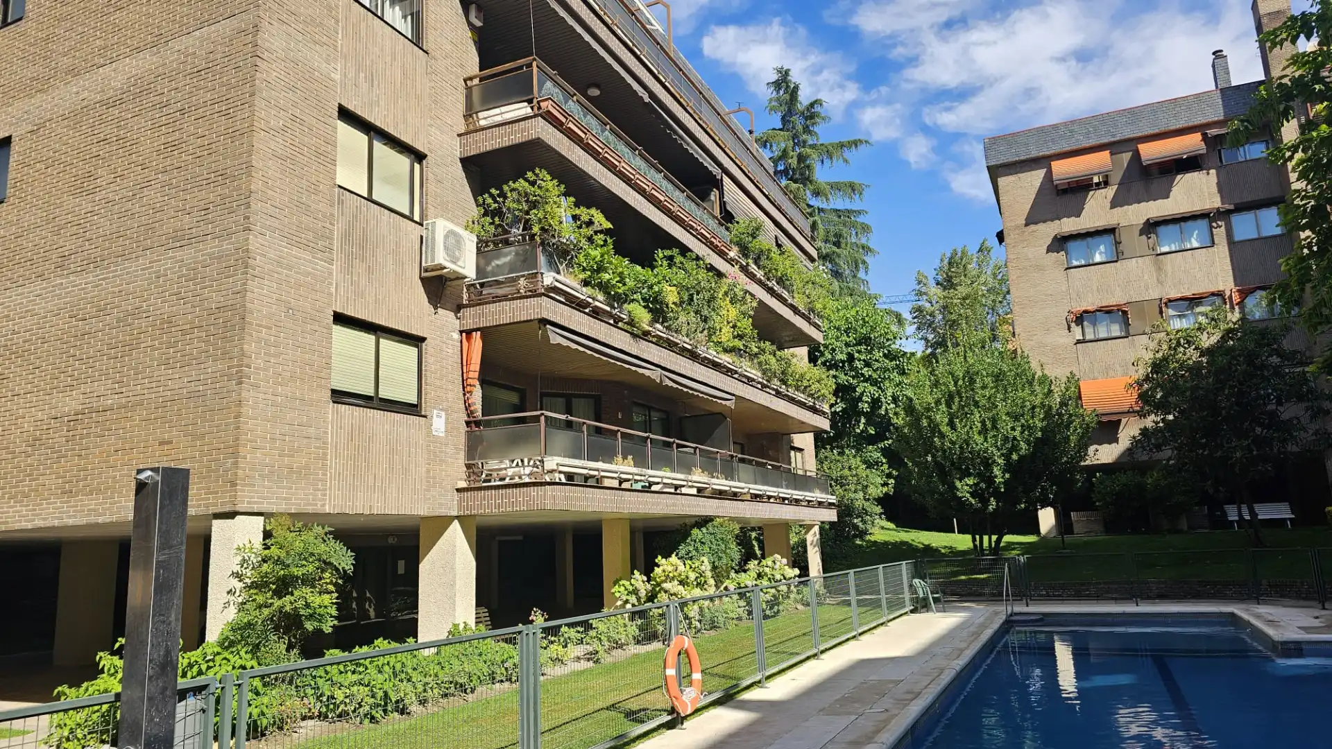 Außenansicht von Wohnung zum Verkauf in Madrid mit Klimaanlage, Heizung und Privatgarten