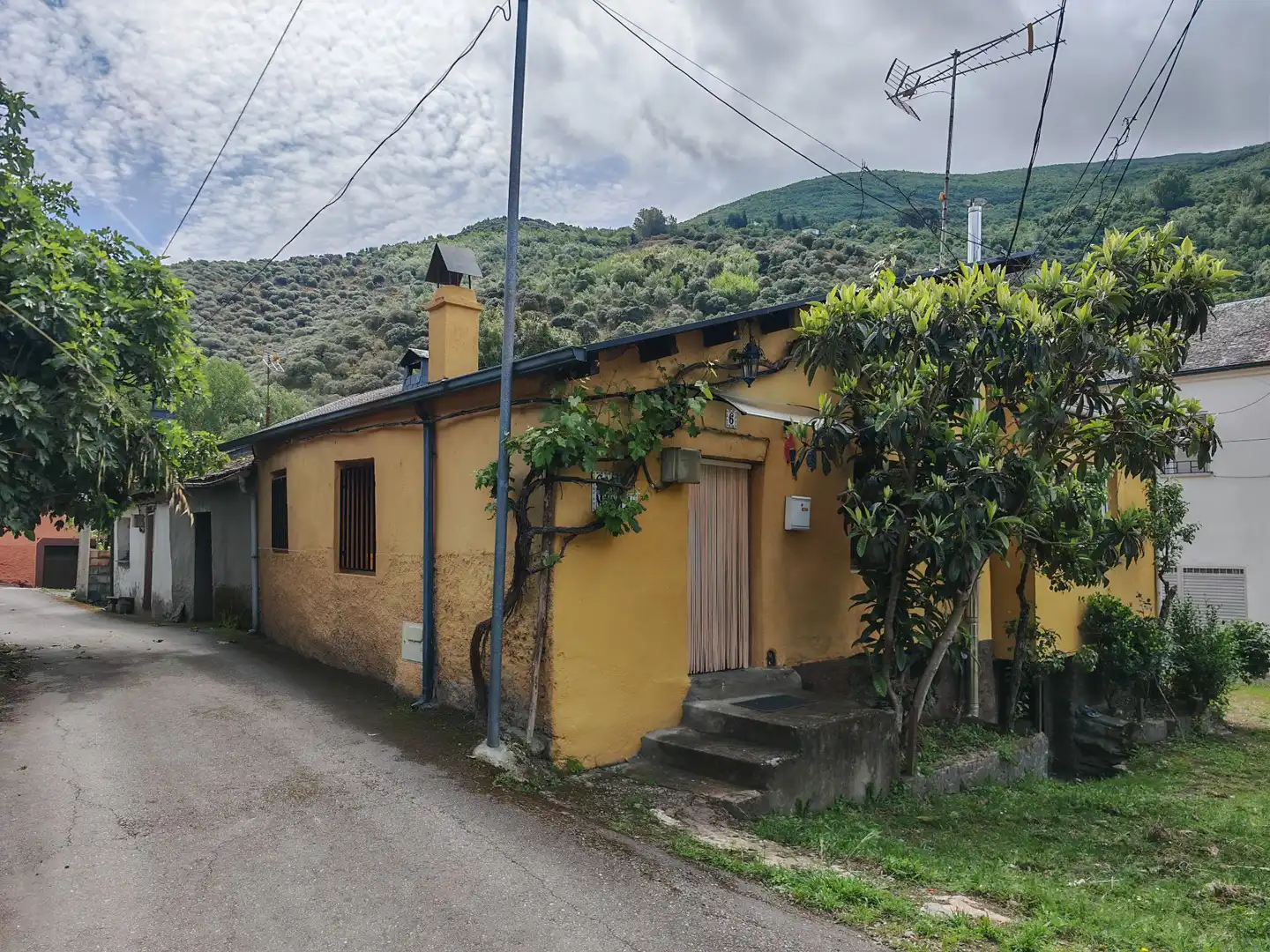 Vista exterior de Casa o chalet en venta en Puente de Domingo Flórez con Calefacción, Jardín privado y Amueblado